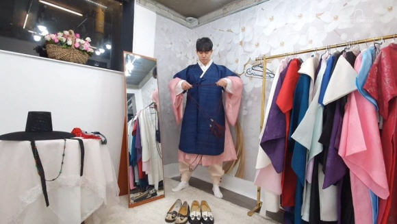 박 대표가 블로그를 통해 한복을 입는 방법을 시연하고 있다.
